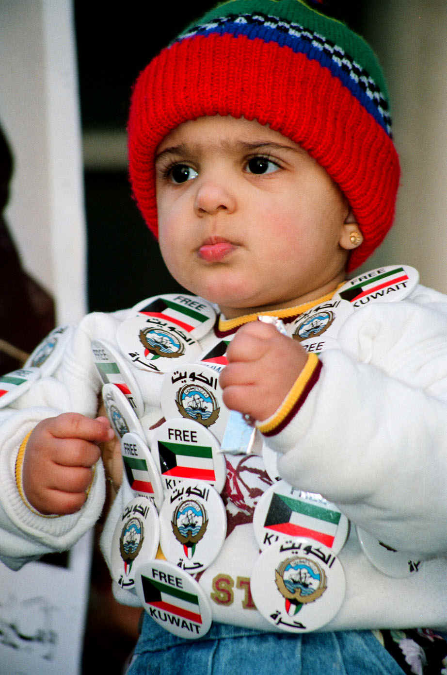 ChildwFreeKuwaitButtonsx.jpg (236079 bytes)