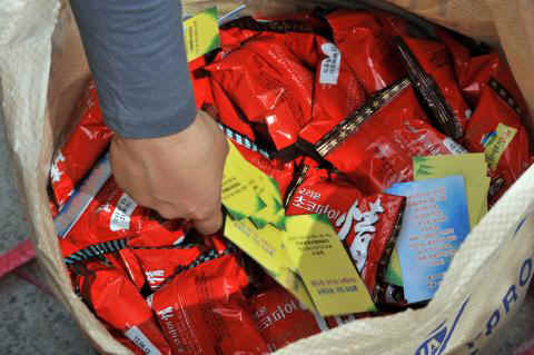 ChocoPiesandLeafletsPhoto.JPG (46850 bytes)