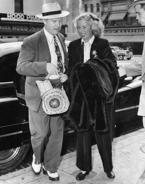 GillarandUnidentifiedFBIagent.jpg (58018 bytes)