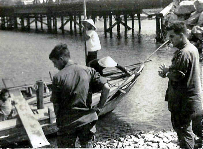 Hodge7thPOBBoat2.jpg (149290 bytes)