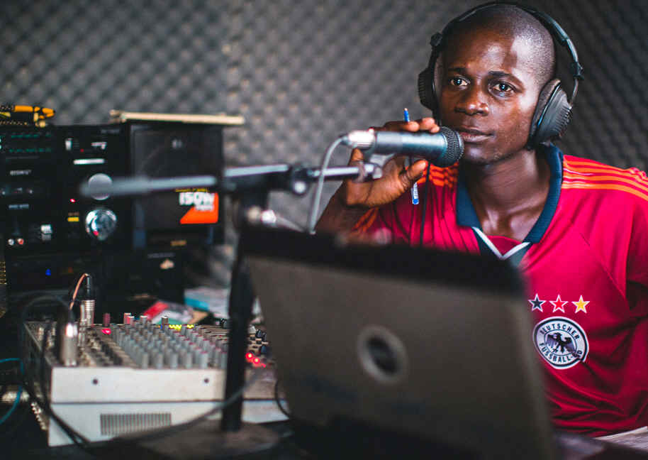 LRAComeHomeRadio01.JPG (47182 bytes)