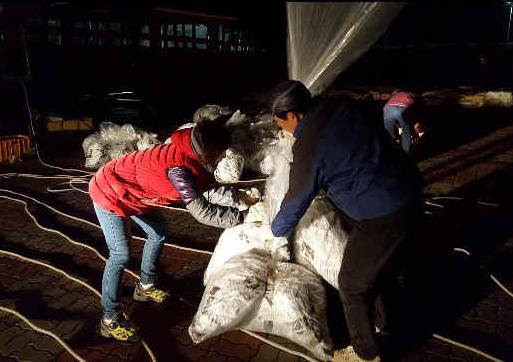 NKDefectorLaunchesBalloon.jpg (32739 bytes)