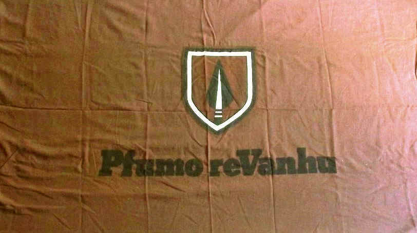 OriginalPfumoReVanhuFlag.jpg (111058 bytes)