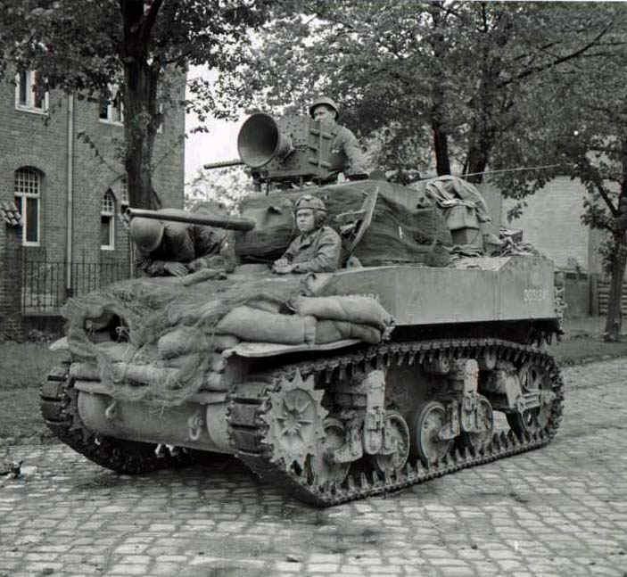 PhotoPsyOpsTank.jpg (66503 bytes)