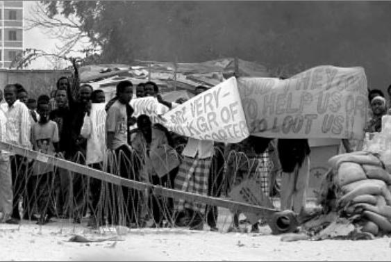 SomaliaProtestLooters.jpg (37379 bytes)