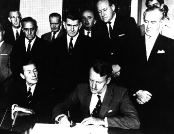 UDISigning.jpg (21067 bytes)
