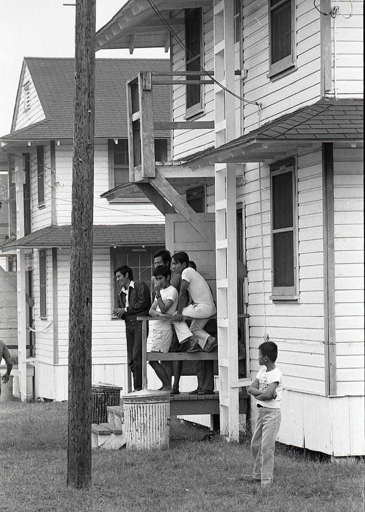 VNRefugeesHousing.JPG (199572 bytes)