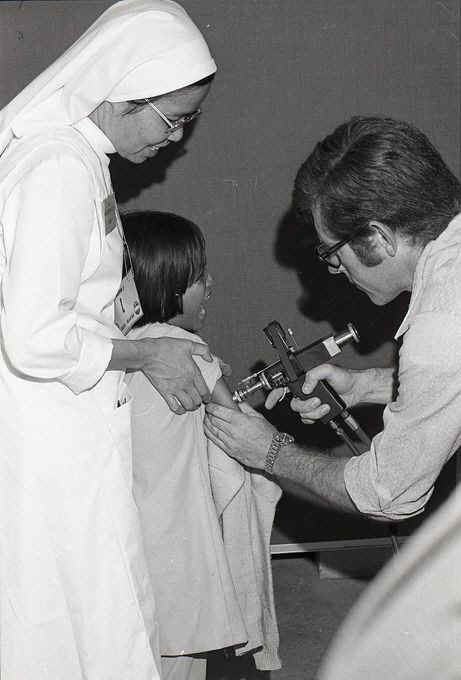 VNRefugeesMedical01.JPG (89248 bytes)