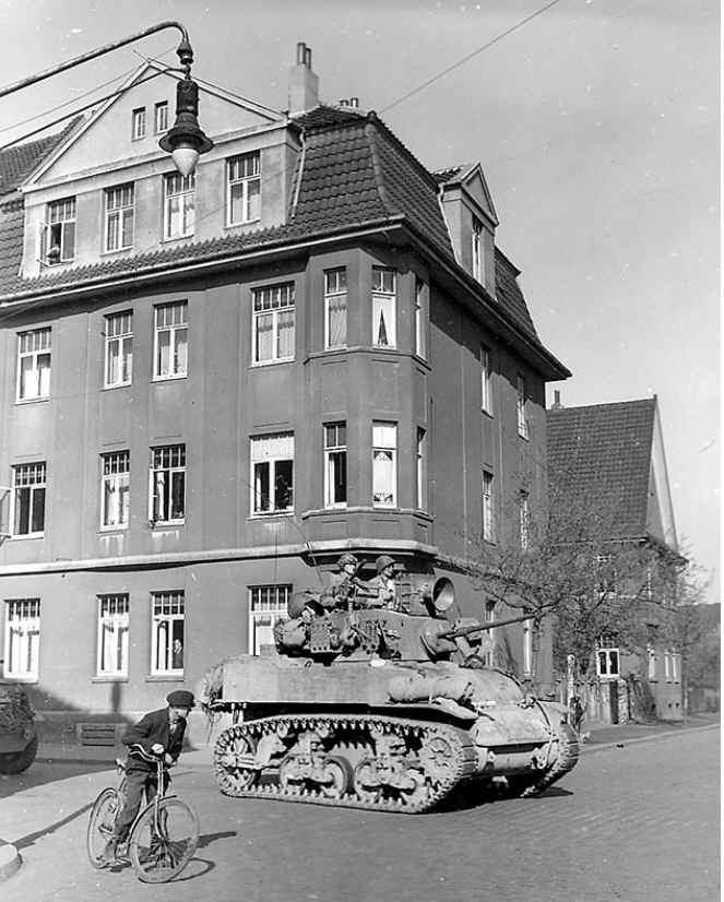 WWIILoudspeakerTankbike.jpg (372110 bytes)