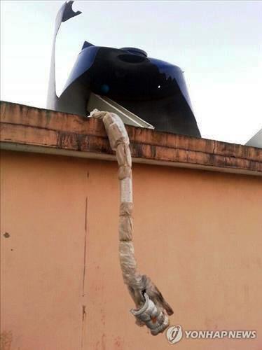 WaterTankDamage.jpg (17706 bytes)